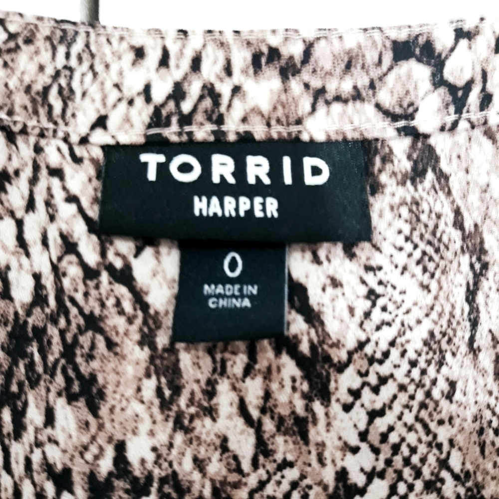 Torrid Snake Print Blouse With Front Pockets Sleeves V_Neck Size 0 (12) - Picture 6 of 13